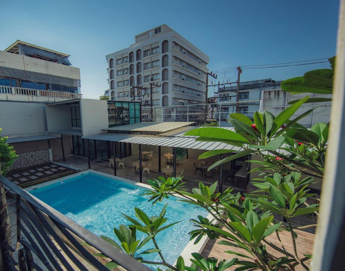 Hotel October Phuket Exteriér fotografie